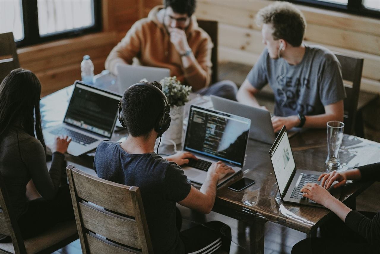 Equipo de Nennku trabajando en proyectos web